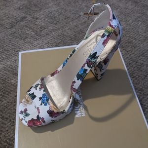 Chunky heel flower shoes